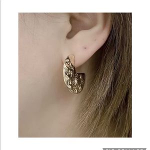 Elegant gold v notch round earrings